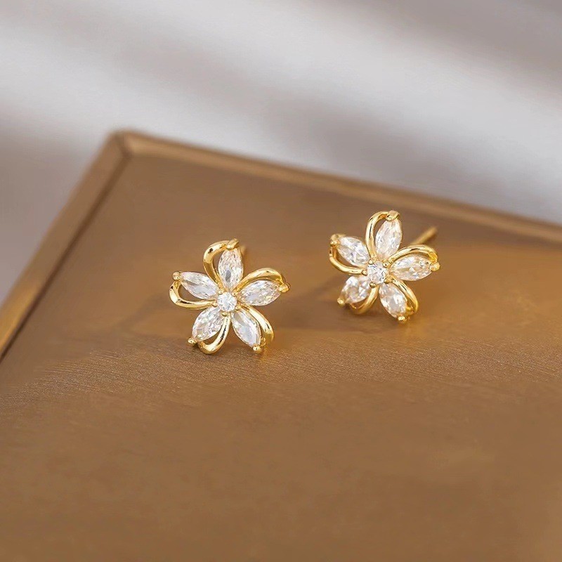 Helix Cartilage Ring - Delikatne kolczyki w kształcie kwiatu dla