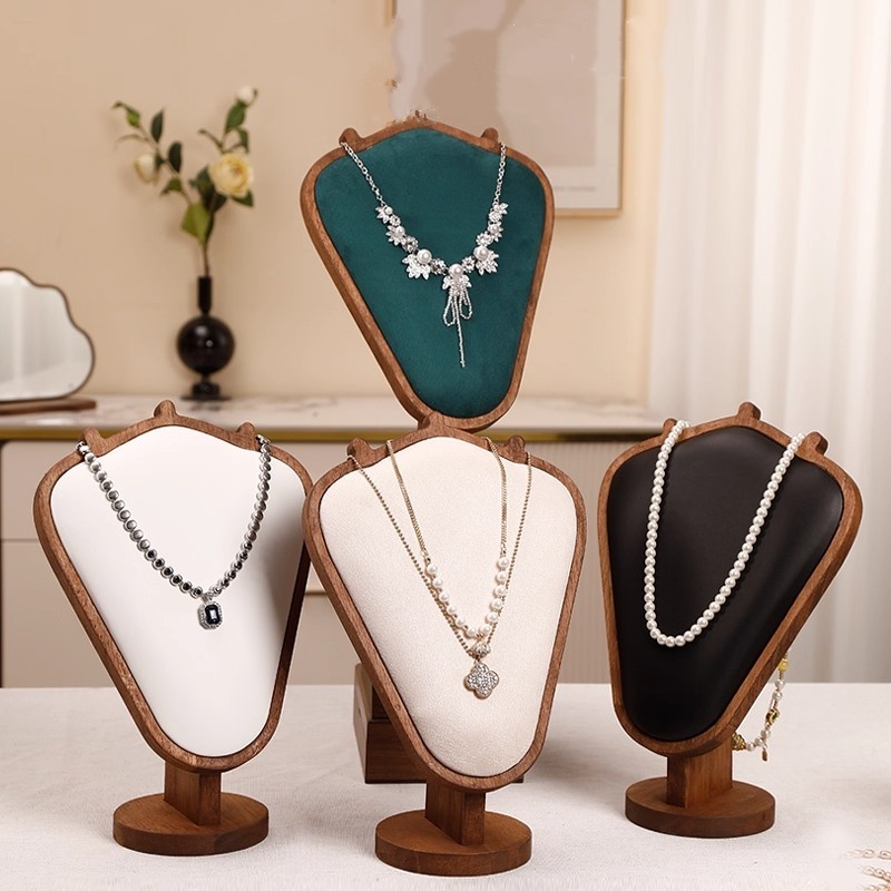 Body Jewelry In Store - Drewniany stojak na naszyjniki z białą,